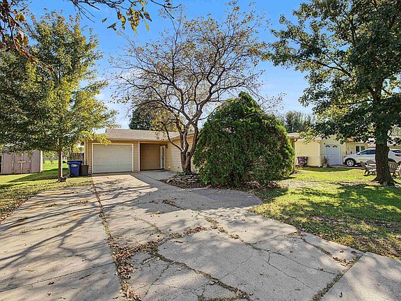 3rd image of 2413 Buttonwood Dr