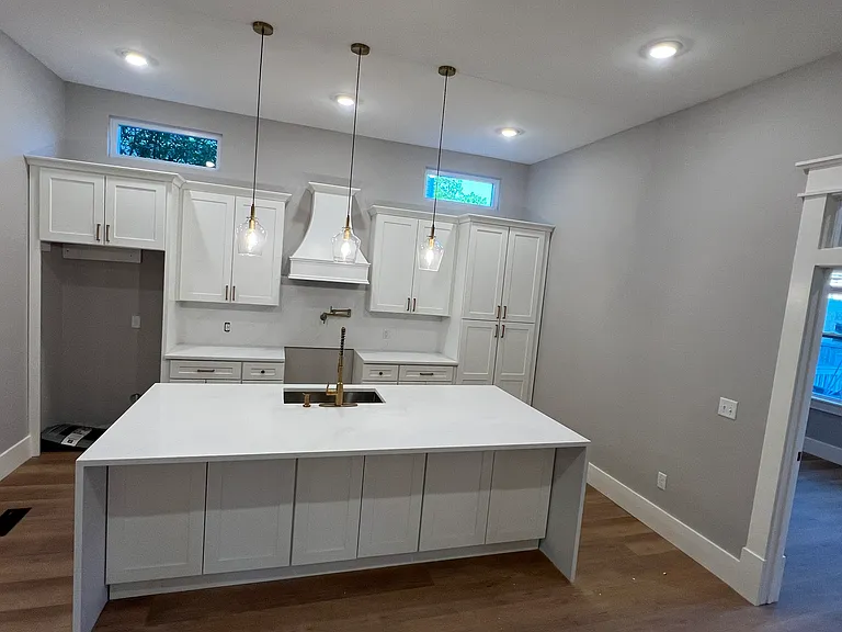 825 E Duffy St — Photo 2