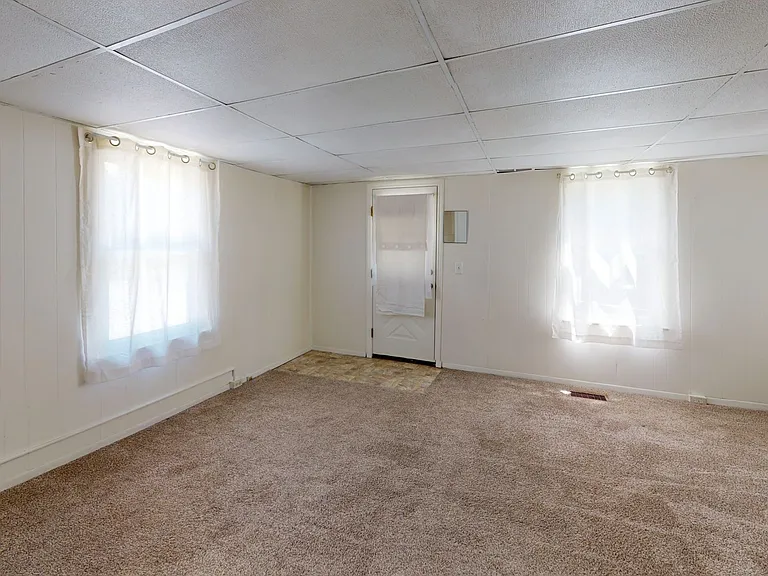 212 E Walnut St — Photo 7