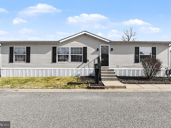 2nd image of 211 Kerria Ln