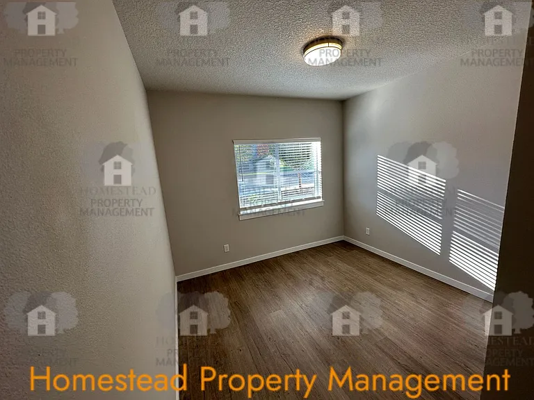 283 Knox St N — Photo 12