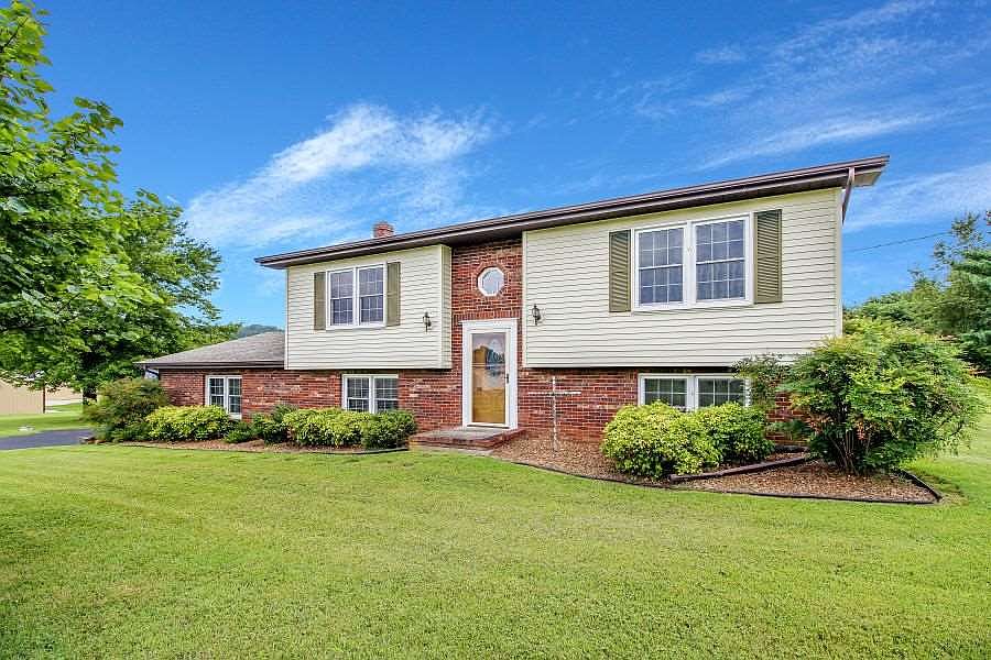 74 Meadowview St, Horse Cave, KY 42749 Zillow