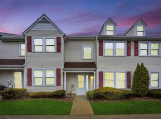 23 Stratford Green #23, Farmingdale, NY 11735