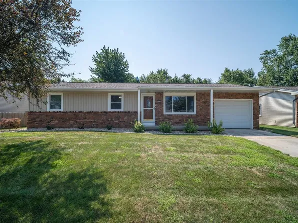 2907 Winchester Dr, Bloomington, IL 61704