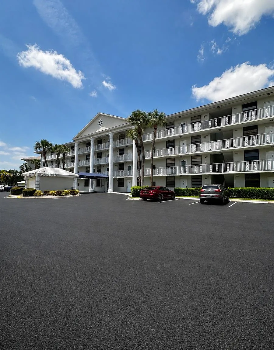 Condo 19 Of Whitehall Con — Photo 1