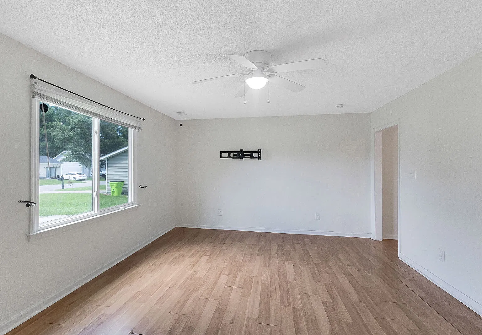 3 bed, 3.0 bath, $1,400 — Photo 3