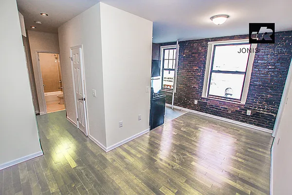 Rented by Jonis Realty | media 5