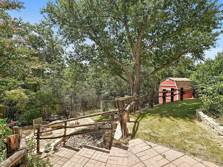 122 Acapulco Dr — Photo 26