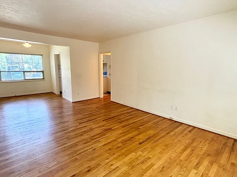 T0131 - Claremont Apartments — Photo 10