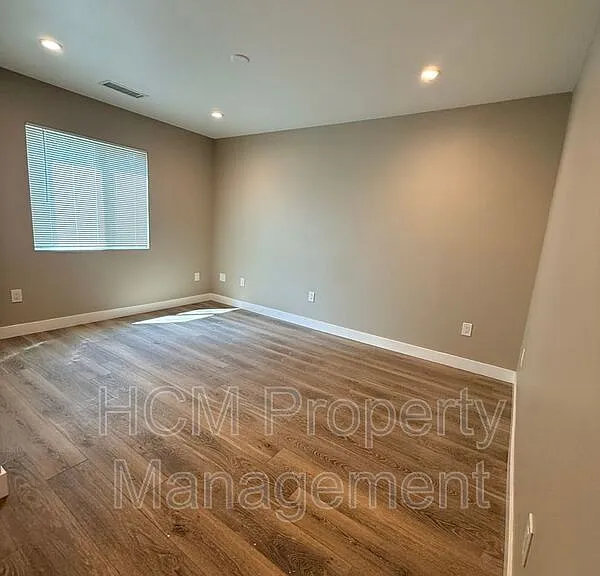 874 N Orange St — Photo 9
