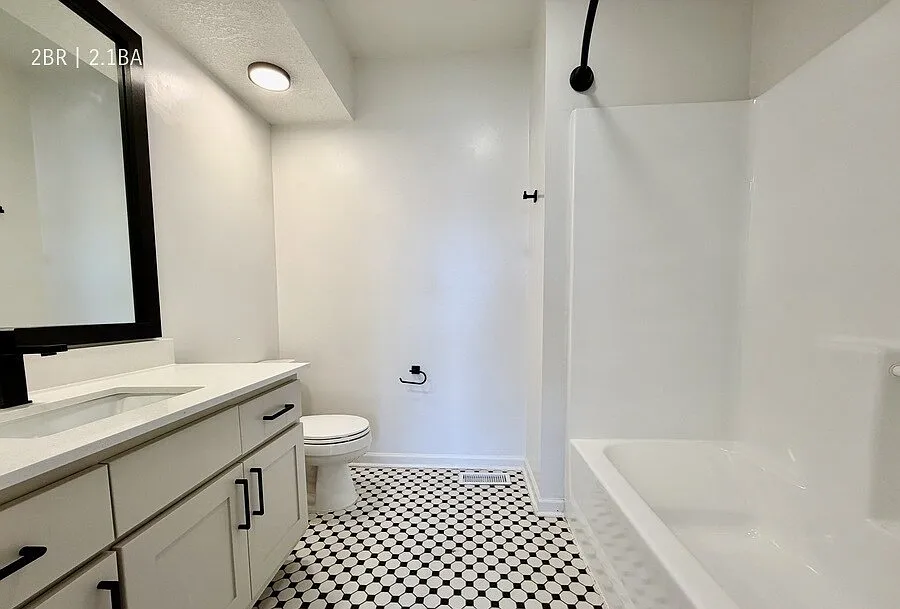 2 bed, 1000 sqft, $1,650 — Photo 2