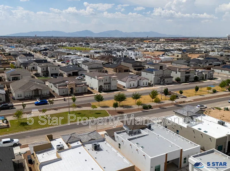5 bed, 3.5 bath, 2916 sqft, $2,800 — Photo 4