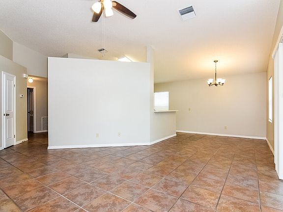 5th image of 704 Sand Ridge Dr