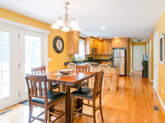 5th image of 8 Red Oak Dr