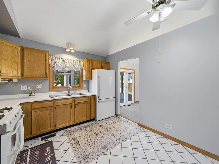 752 Rosanne St — Photo 18