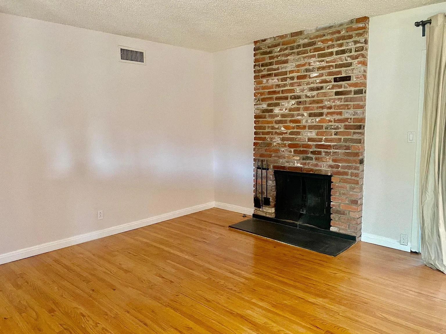 4 bed, 1886 sqft, $4,950 — Photo 3