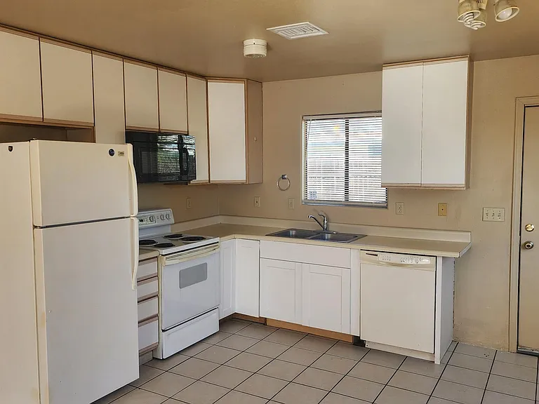 1255 N Bryant Ave — Photo 2