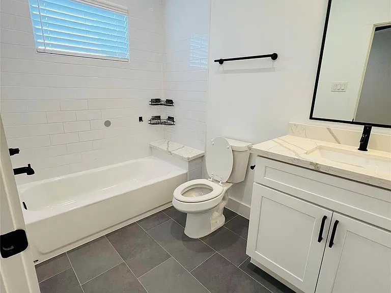 1103 W 15th 1/2 St #A — Photo 27
