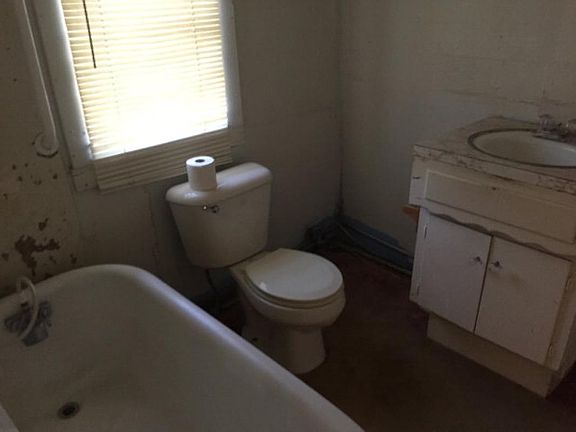 4th image of 1027 N Bishop St
