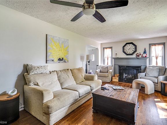 3rd image of 251 9th St NE