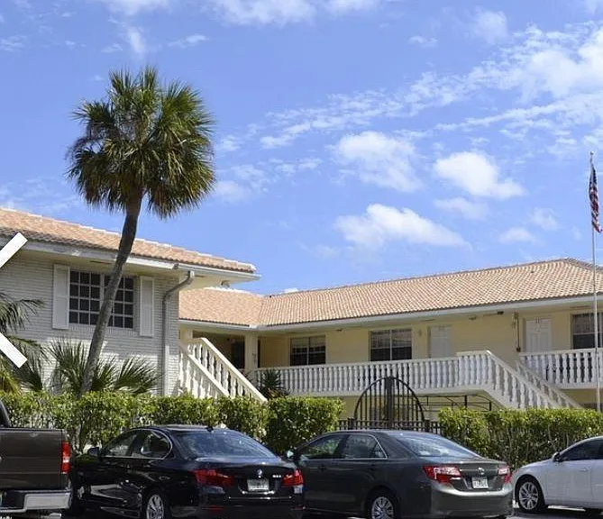 830 N Riverside Dr #102 — Photo 1