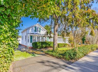 403 Middle Rd, Bayport, NY 11705
