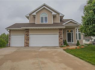 840 SE Finch Cir, Waukee, IA 50263