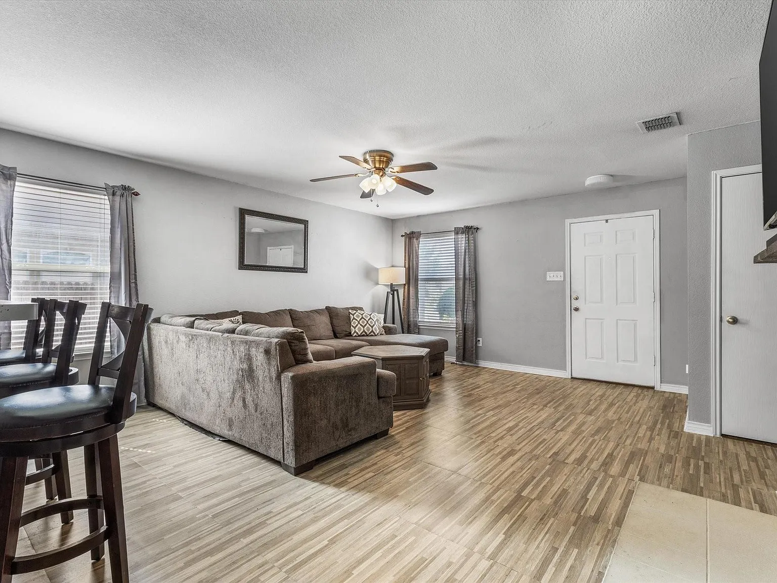 3 bed, 1474 sqft, $1,975 — Photo 3