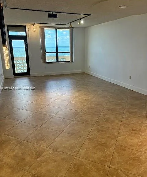 10185 Collins Ave #917 — Photo 3