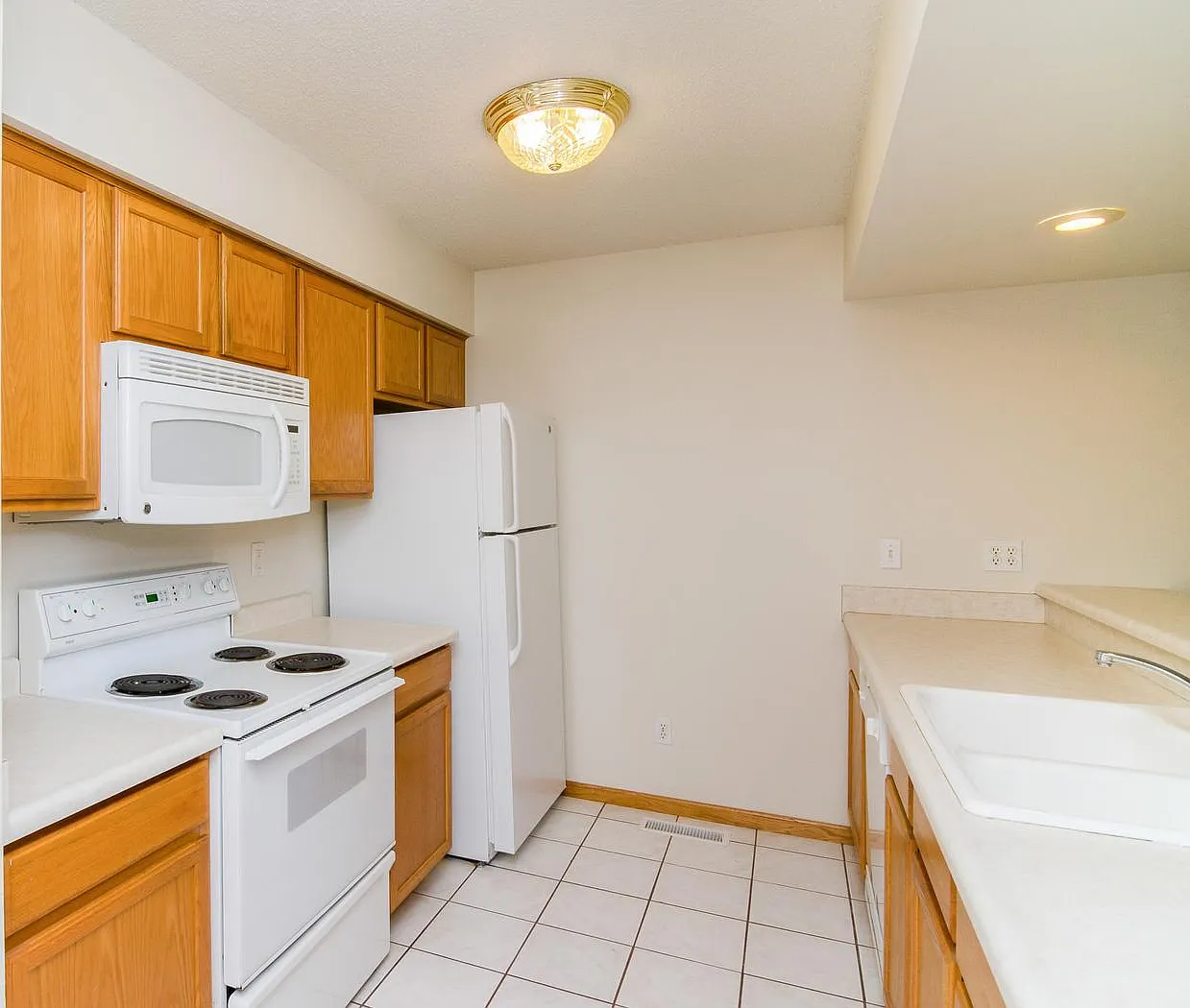 3 bed, 2.5 bath, 1750 sqft, $1,860 — Photo 3
