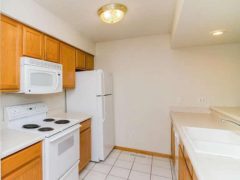 2613 Rushmore Dr — Photo 3