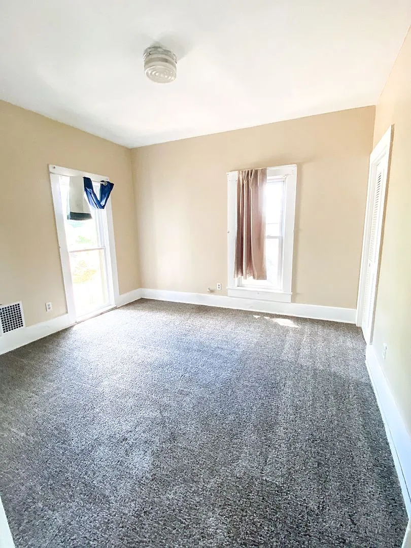 4 Bedroom 2 Bath on Campus — Photo 2