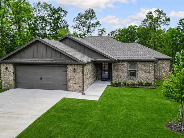 2 Ashford Cir, Bella Vista, AR 72714