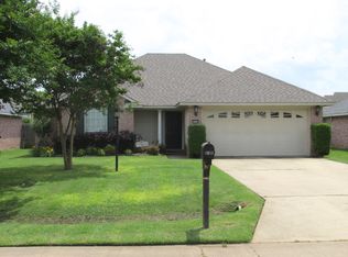 2928 Le Oaks Dr, Bossier City, LA 71111