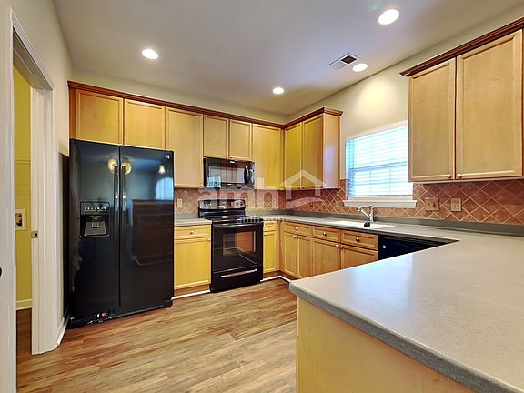 3rd image of 113 Estero Ct