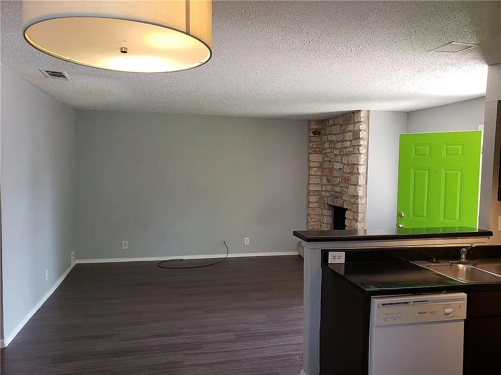 2 bed, 1.0 bath, 800 sqft, $850 — Photo 2
