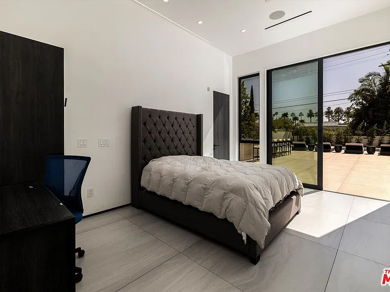 621 N Rodeo Dr — Photo 16