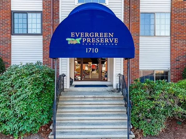 1710 Skyline Dr Unit 8, Lowell, MA 01854