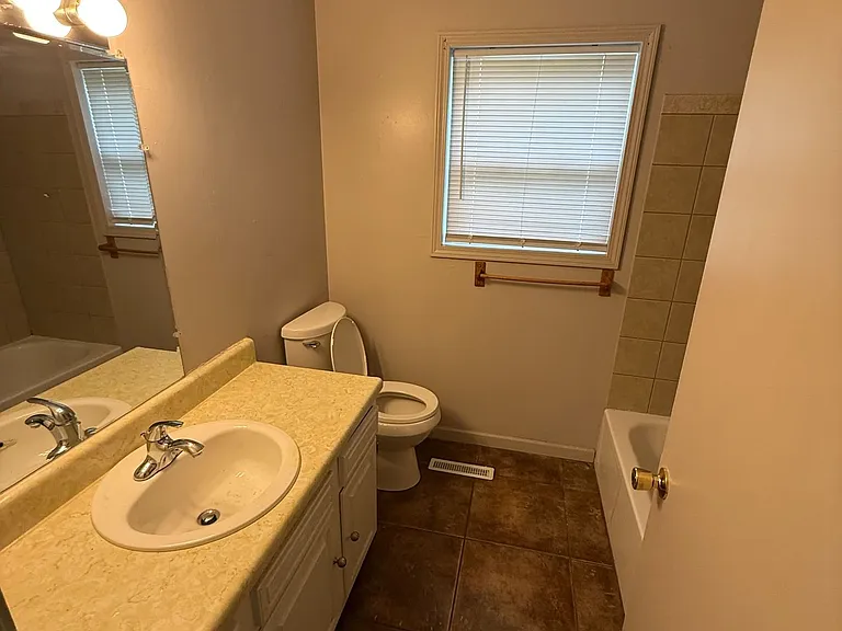 1404 Larsen Ln — Photo 11