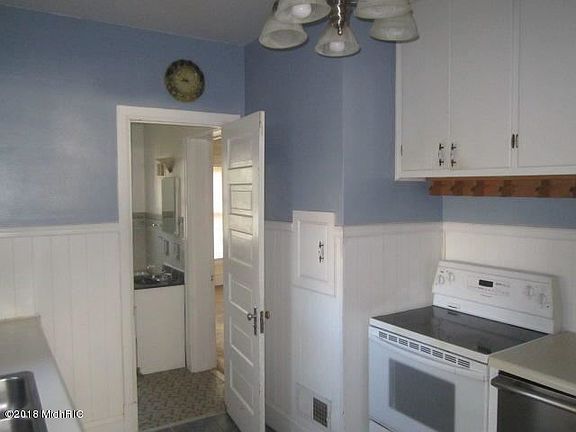 3rd image of 132 Chestnut St