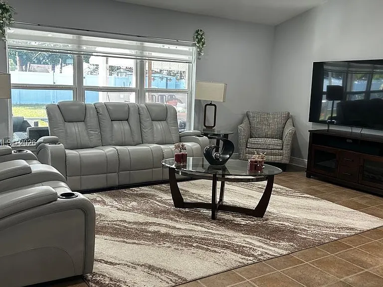 180 SW Voltair Ter — Photo 3