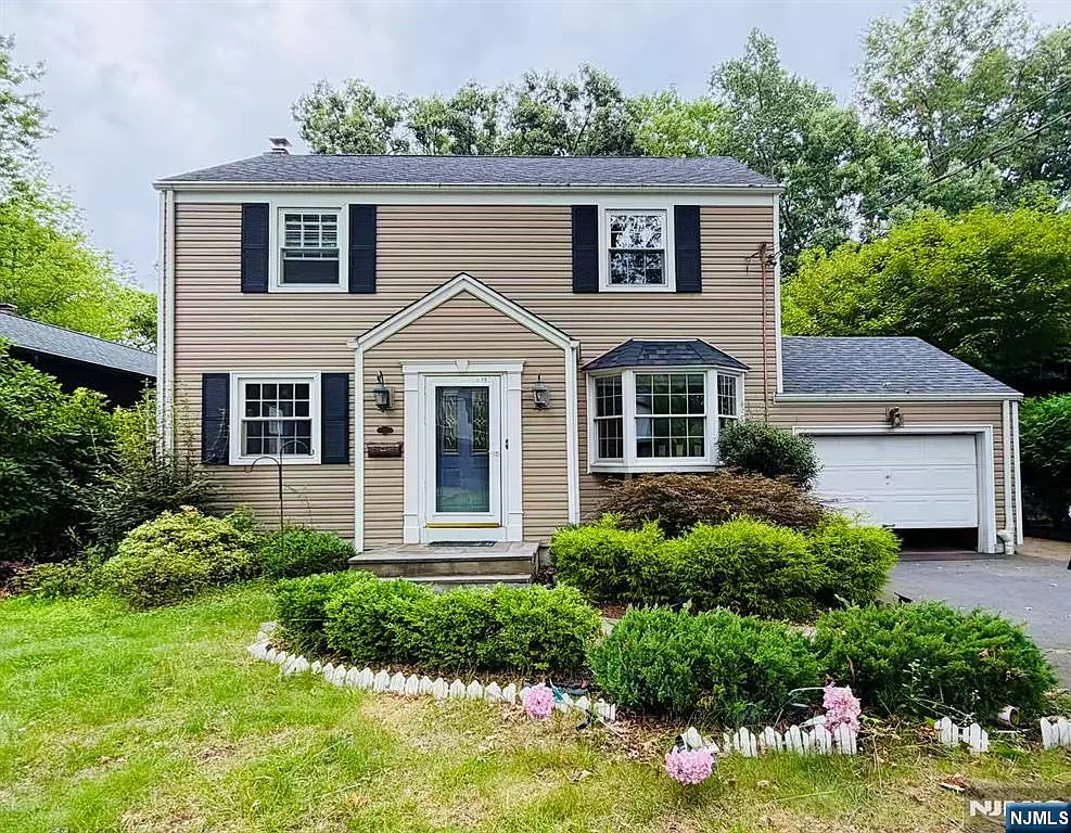4 bed, 2.5 bath, $4,850 — Photo 1