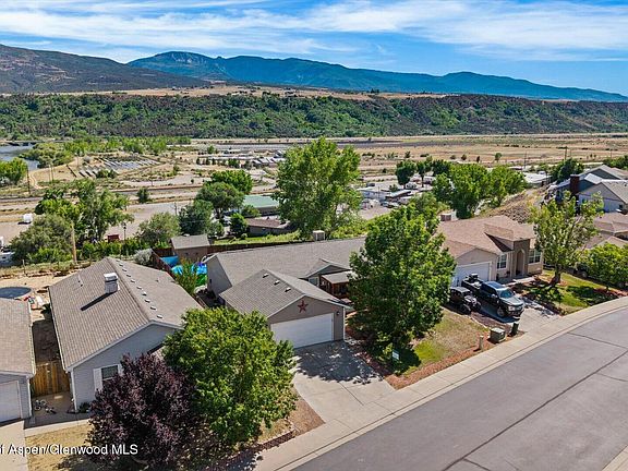 3rd image of 2443 Pioneer Way