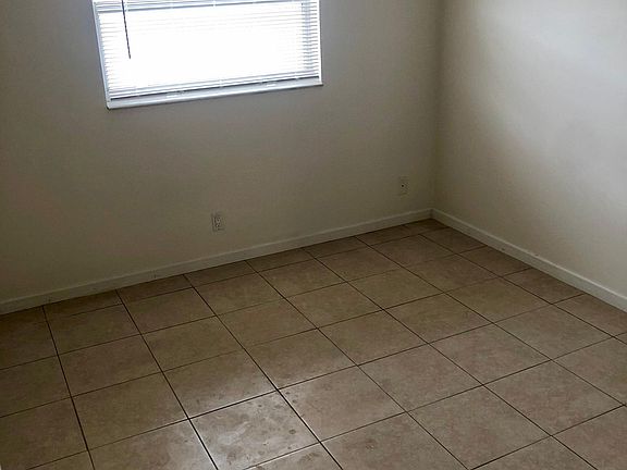 4th image of 304 SE 9th Ave