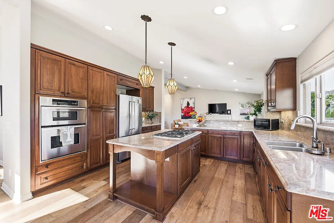 4 bed, 3.5 bath, 4437 sqft, $14,300 — Photo 3