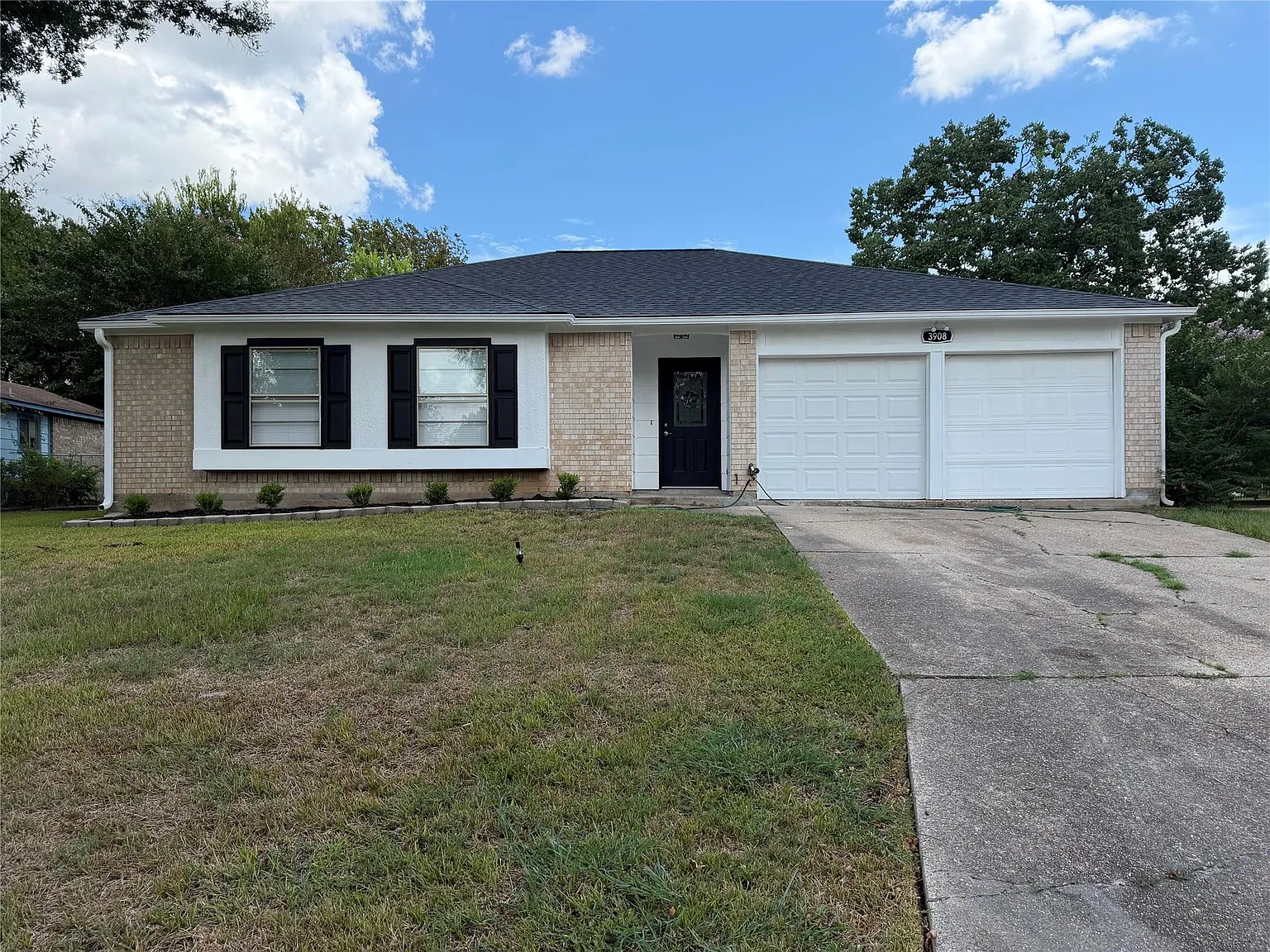 3 bed, 2.0 bath, 1330 sqft, $2,100 — Photo 1