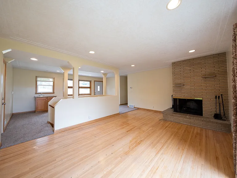 1140 Evergreen Ln N — Photo 5