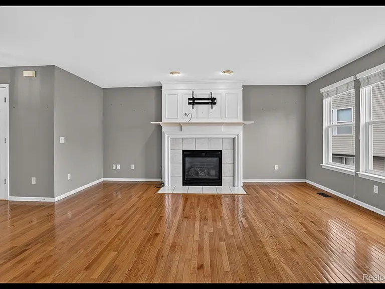 5001 Meadow Crest Cir — Photo 10
