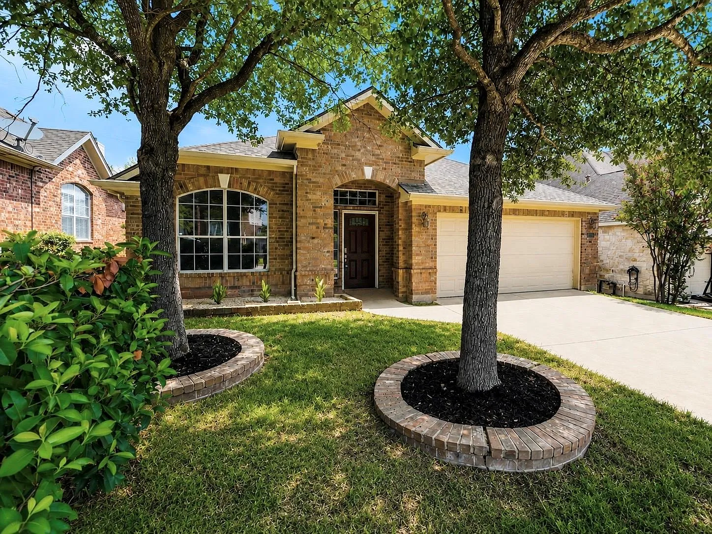 3 bed, 2.0 bath, 2307 sqft, $2,950 — Photo 2