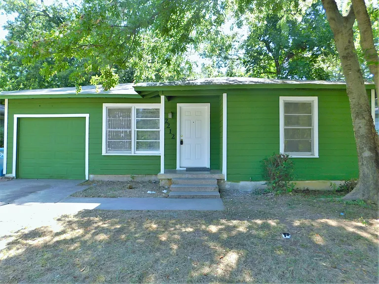 2212 Denison St — Photo 2